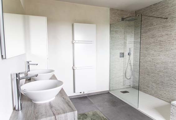 Badkamer met inloopdouche en dubbele waskom