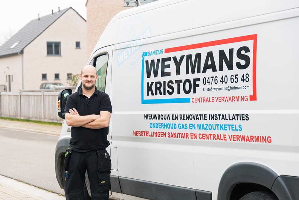 Kristof Weymans bij zijn bestelwagen in Londerzeel